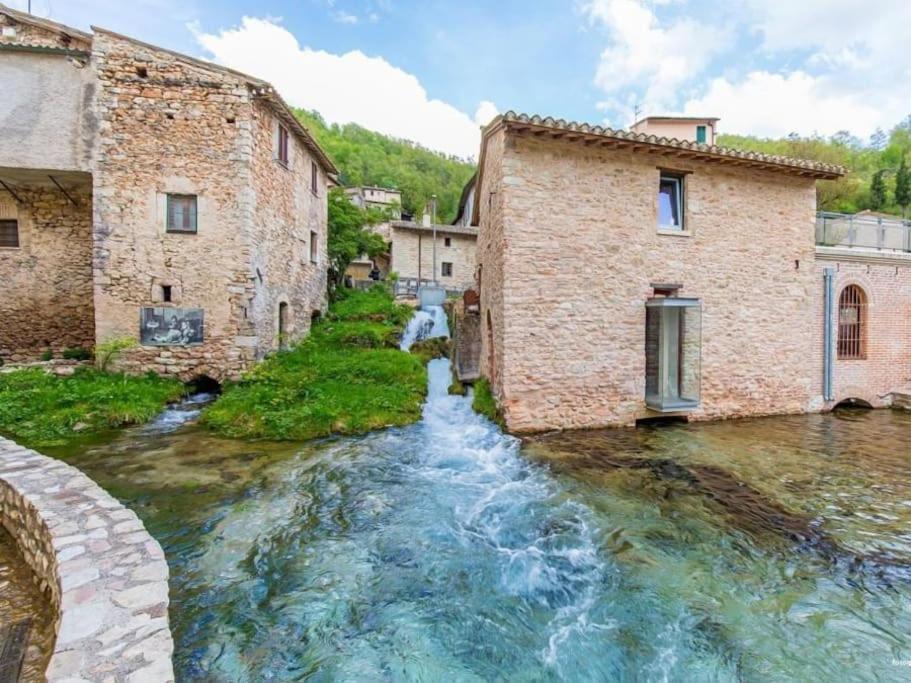 Casa Vacanze Fonte Del Menotre Foligno Exteriér fotografie